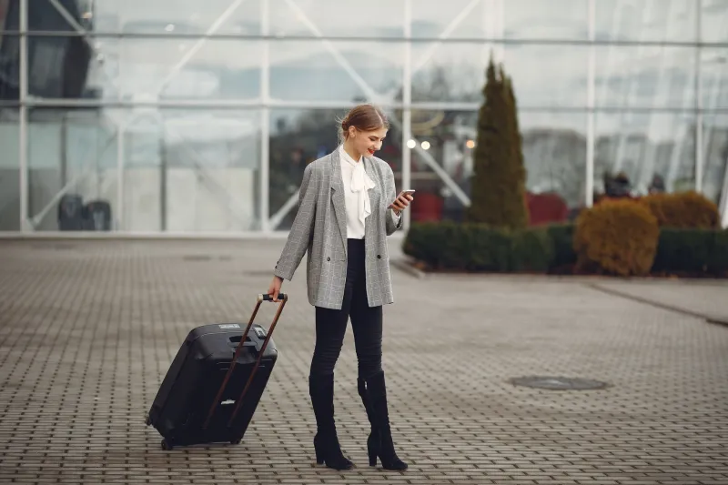 Pack Once, Dress Everywhere: The Art of a Wardrobe That Moves With You